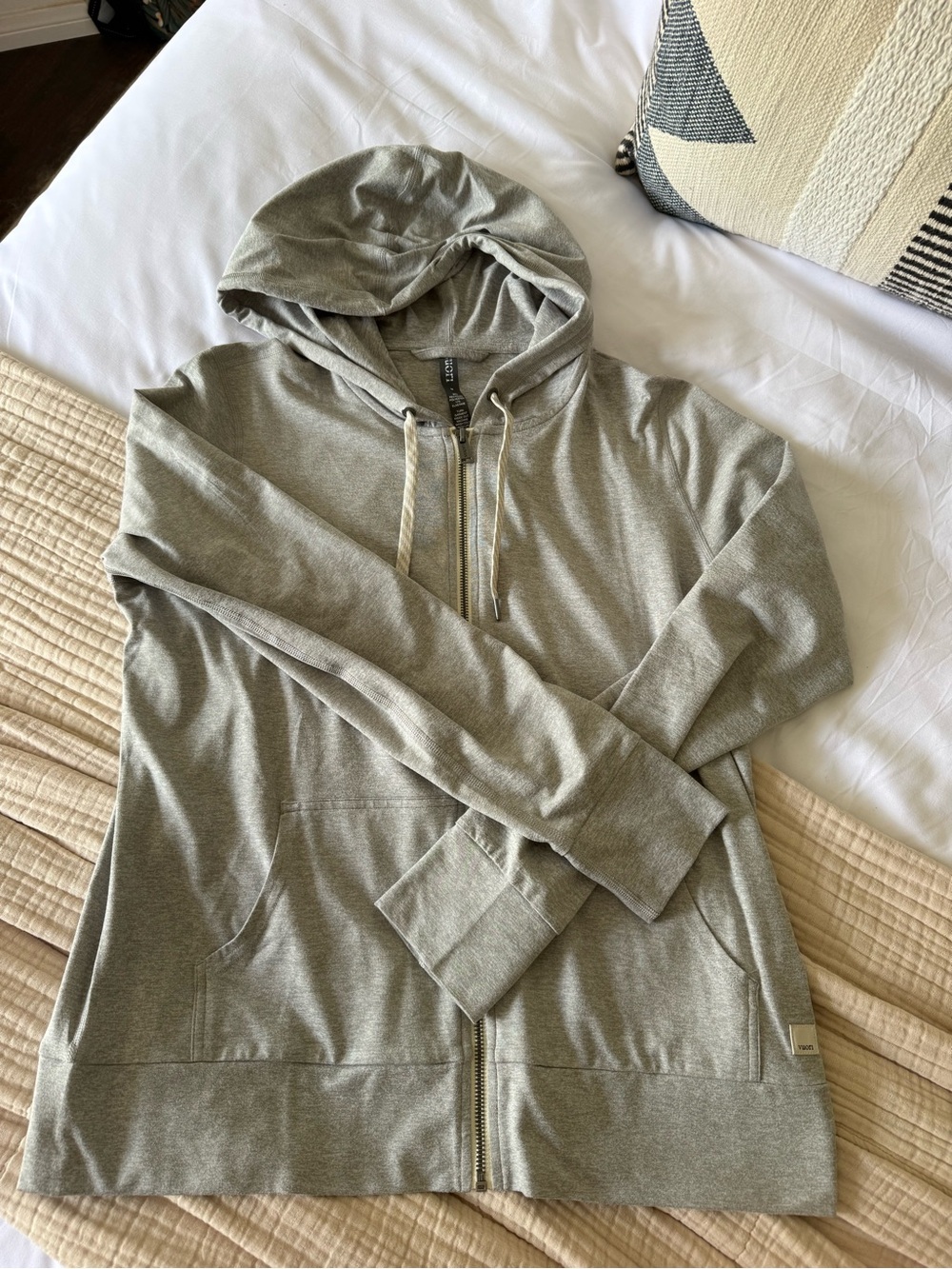 Vuori Performance Hoodie - Light Heather Gray - Size M